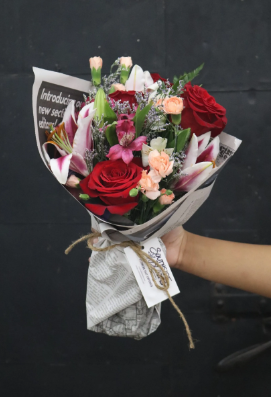 Love in Bloom Bouquet Deluxe - Image 2